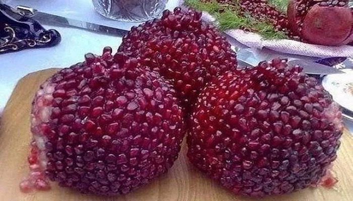 Πώς να καθαρίσεις ένα ρόδι σε 5 λεπτά δίχως να το χαλάσεις και χωρίς να λερωθείς (βίντεο)